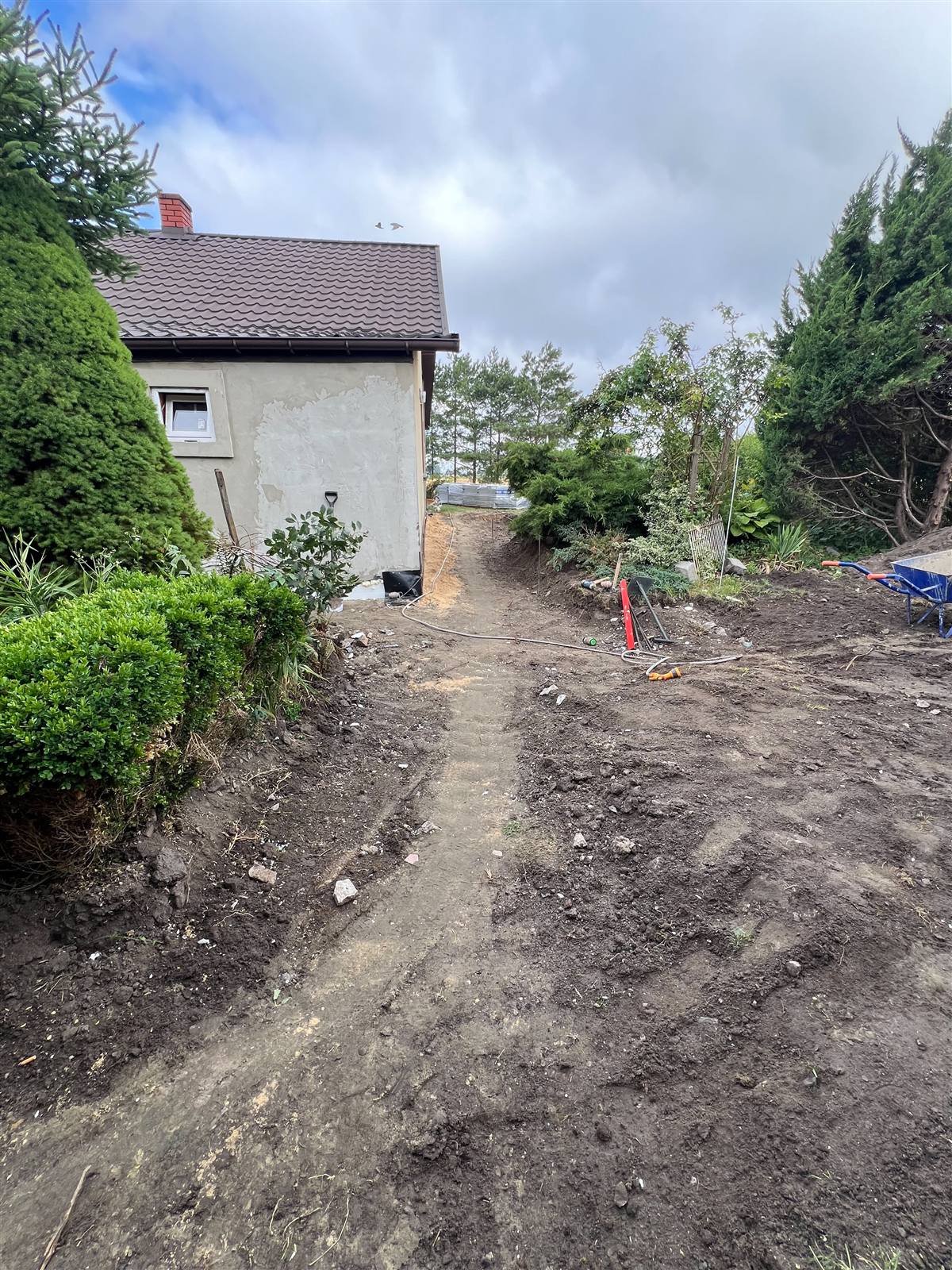 Przed – nieutwardzony teren przygotowany pod kostkę brukową